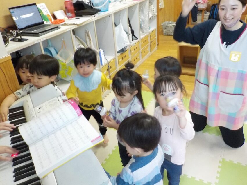 完成したらみんなでピアノの音に合わせてマラカスを振ったよ!