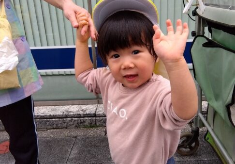 1歳児　そら組「お散歩気持ちいいね♪」