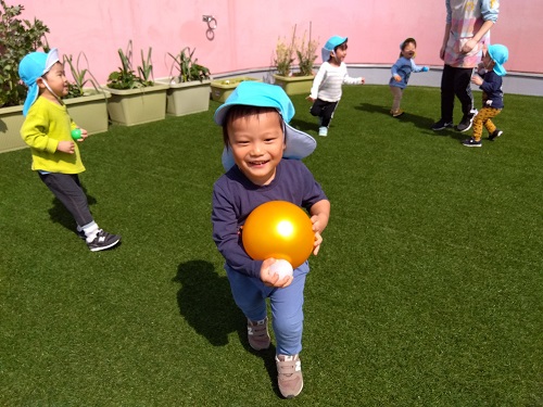 名古屋こども専門学校の屋上に保育園の園庭があります。<br />
みんなで遊びに行きました😄