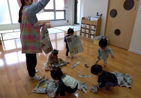 １歳児　新聞紙あそび　