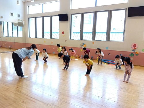 名古屋こども専門学校の5階スタジオへ行って体を動かす活動をしました🎵<br />
準備体操から始まり、様々な体の動かし方を楽しみながら行っていきます😄