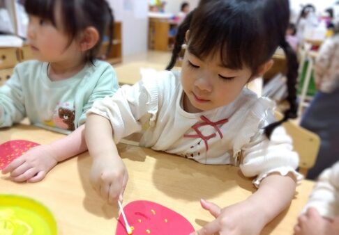 ３歳児　うさぎ組　いちご製作🍓
