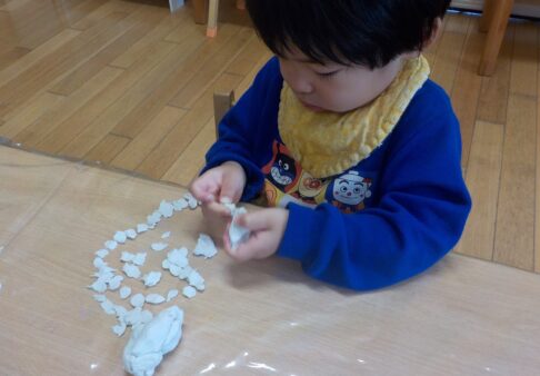 ２歳児　粘土あそび