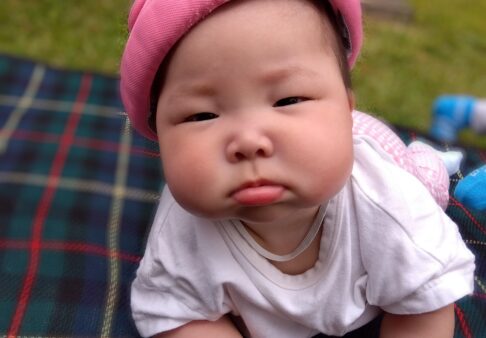 【０歳児】芝生でゴロゴロ