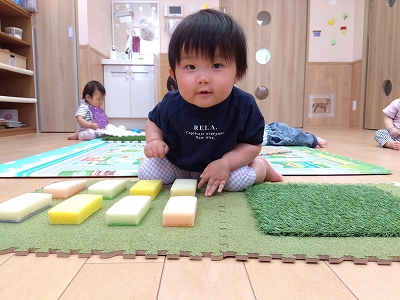 ０歳児　室内遊びの様子