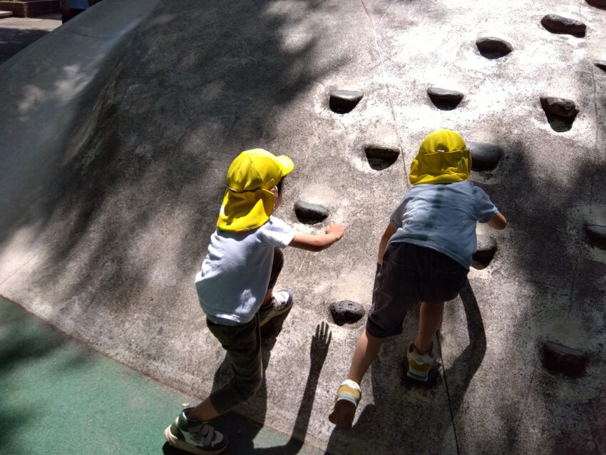市ヶ谷保育園の周囲には様々な大きさ、遊具のある公園があります。
4歳児さんが今回行ったのは白銀公園。
登り棒や、本物の石が埋め込まれている山に登る事に挑戦しました!