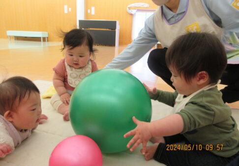 0歳児　初めてホールで遊んだよ！
