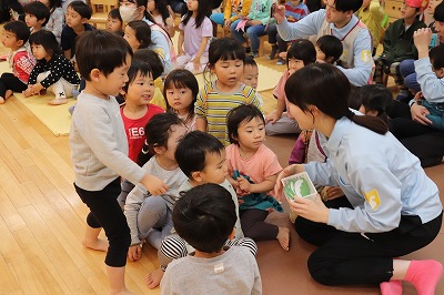 これからもお友だちや先生と一緒に大きく成長してくれることを先生たちは楽しみにしています。<br />
元気な子どもたちの姿を園内のこいのぼりも見守ってくれています🎏