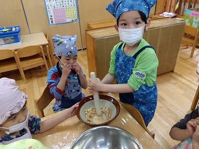 食育で５歳児さんが味噌作りをしました。<br />
マッシャーやすり鉢を使って、大豆を潰す工程から始まった味噌づくりでしたが、<br />
潰すためには腕の力を使う為、子どもたちも「手が痛い～」「疲れてきた～」と<br />
大変さを感じているようでした。