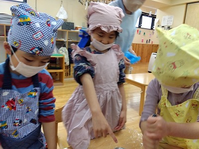 最後は味噌が完成するのを楽しみにしながら「ご飯を作るって大変なんだね。」「お母さんも凄いね!」と毎日ご飯を作ってもらっている人への感謝の気持ちが自然に湧き出る時間になりました。
次回は10月に天地返しをする予定です😊