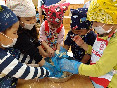 途中で米麴が出てきた時には「美味しい匂いがする！」と興味津々で「これはお米の周りに見えないけど良い菌がついているんだよ。」と栄養士さんのお話を聞くと「菌なのにいいやつなんだね、ヤクルトと一緒かな」と知っている事と照らし合わせながら考える場面もあり、食育から様々な興味へ広がっている様子が見られました。