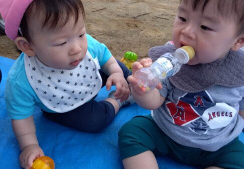 ０歳児クラス　「戸外遊び♪」