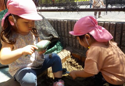 ２歳児　砂場遊び