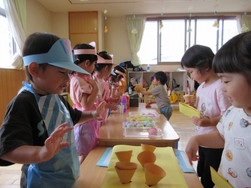 3歳児クラスでは、みんなでアイスクリーム屋さんごっこを行いました☆
アイスクリームを紙粘土で制作するところから始め、自分の好きな味のアイスクリームができました!
お店屋さんになりきり、「いらっしゃいませ~」「どのアイスがいいですか?」等、お客さんと会話を楽しむ姿が見られました♡