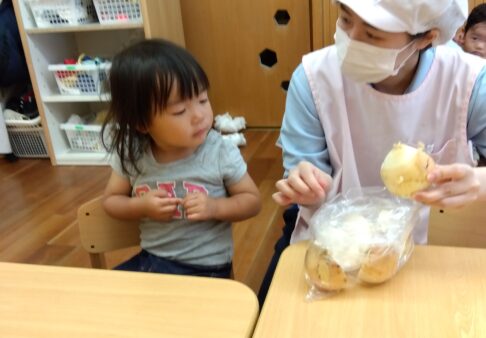 １歳児　玉ねぎのお洋服　むきむきしたよ！