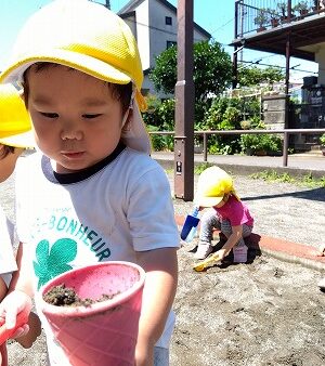 砂場で遊びました！～1歳児～