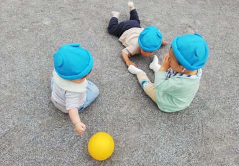 ０歳児　＊戸外遊び＊