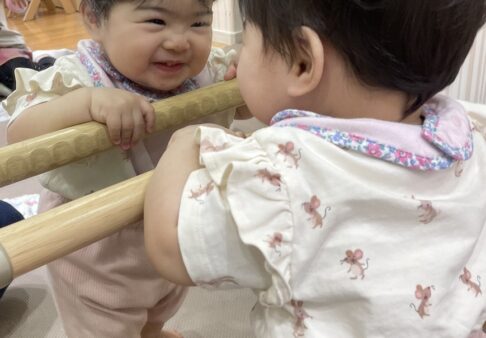 0歳児　つかまり立ち☆彡