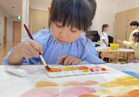 4,5歳児クラス　絵の具で色の発見