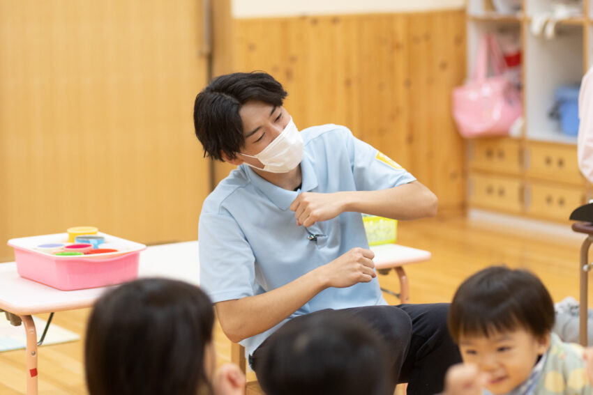 １歳児のたんぽぽ組のお友だちや先生と一緒に楽しく手遊びや触れ合い遊びが出来ます🐻
是非遊びに来て下さいね！