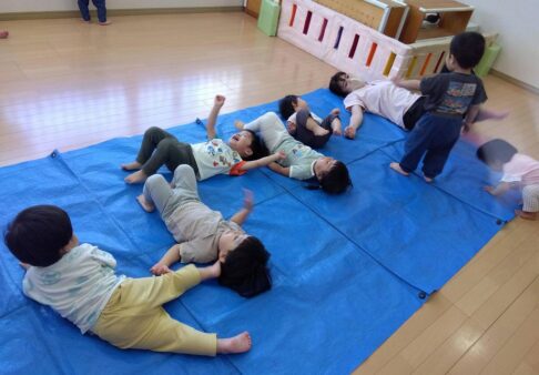 0,1歳児☆暑い夏…お部屋での遊びも楽しんでいます♪