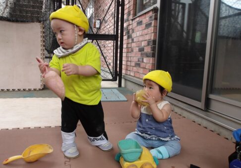0歳児　中庭で遊んだよ！