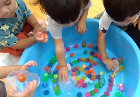 1歳児クラス～スーパーボール遊び