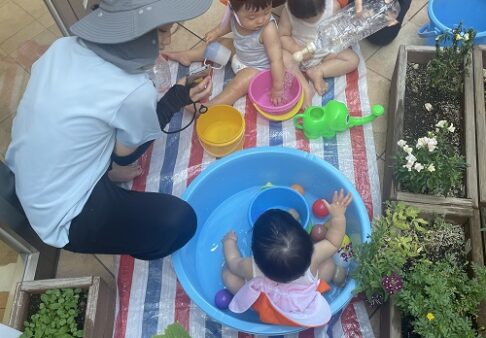 ０歳児　水遊び