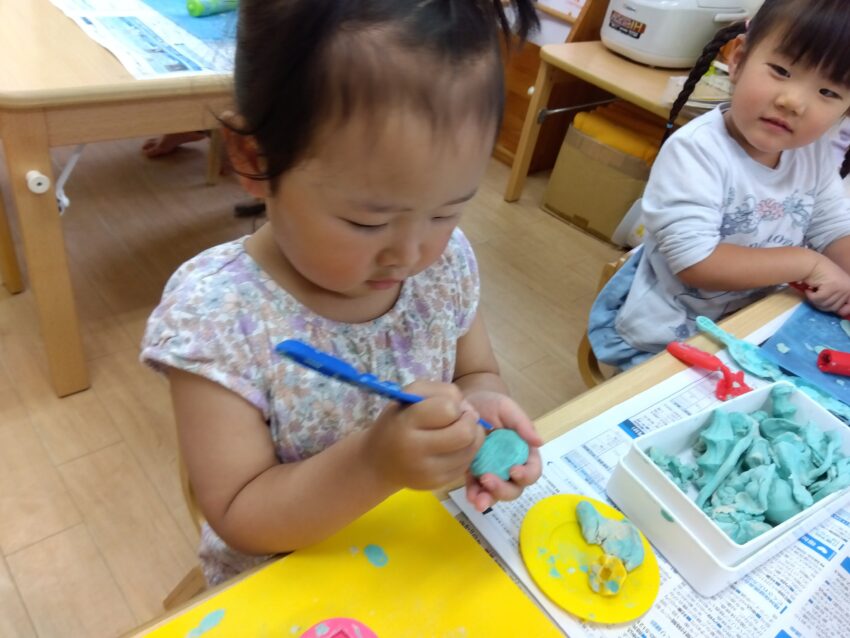 粘土遊びも子どもたちは大好きです(^^)
色んな料理を作ってはお友達や保育士に「どうぞ～」と渡してくれます🎶