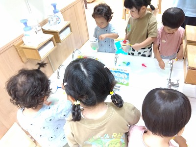 2歳児　すくい遊び
