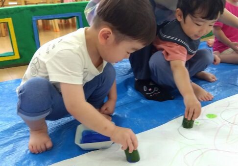 2歳児☆きゅうりスタンプをしたよ♪