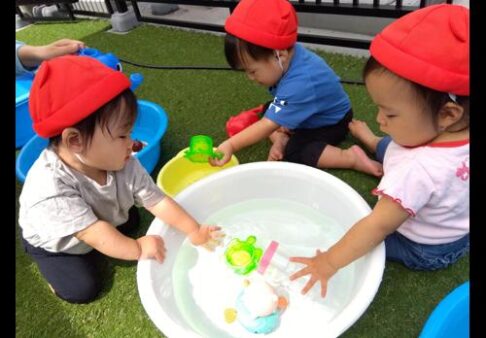 ０歳児　はじめてのみずあそび