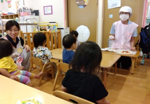 りす組(１歳児)☆食育(ピザ作り)