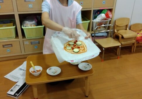 うさぎ組(2歳児)☆食育(ピザ作り)