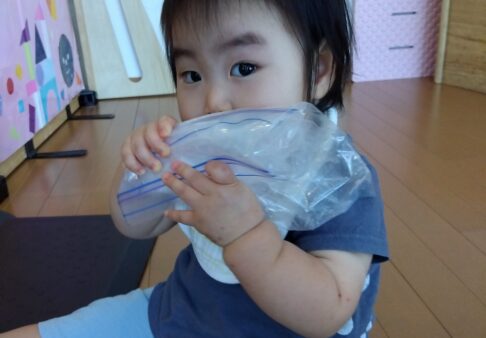 初めての氷遊び！～０歳児クラス～