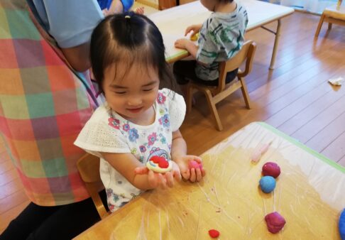 ２歳児　＊小麦粉粘土遊び＊