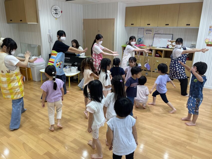 名古屋こども専門学校の音楽コースの学生さんたちと一緒にリトミックをしました♬
音楽に合わせてリズムをとったり体を動かして楽しみましたよ！