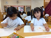 5歳児クラス　「夏祭りの経験画を描きました♪」