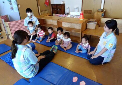 室内で沢山身体を動かしました〜１歳児〜