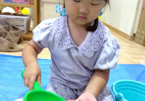 ２歳児　ぱんだ組　氷遊び♪