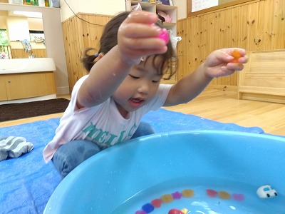 １歳児★保育室で水遊び★