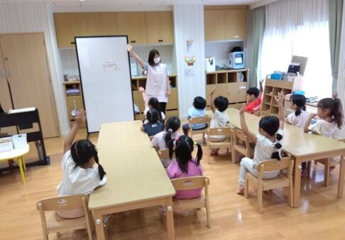 幼児　とうもろこしの皮むき