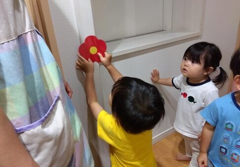 １歳児　園内お花探し