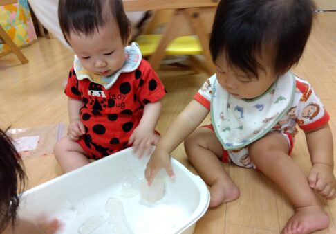 0歳児　感触遊びをしました♪
