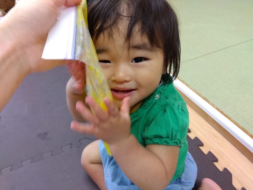 寒天が冷たいようでお顔をくっつけて気持ちよさそうです！！

