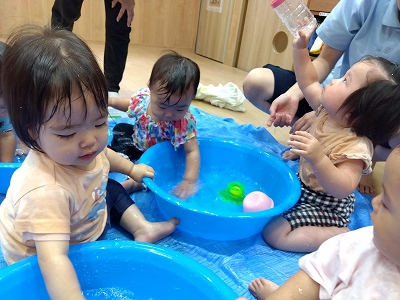 ０歳児　慣れてきた水遊び