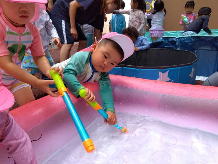 みんな大好き水鉄砲！
お友だちと水を掛け合って楽しんでいます☆