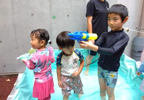 幼児クラス　プール遊びの様子🎵