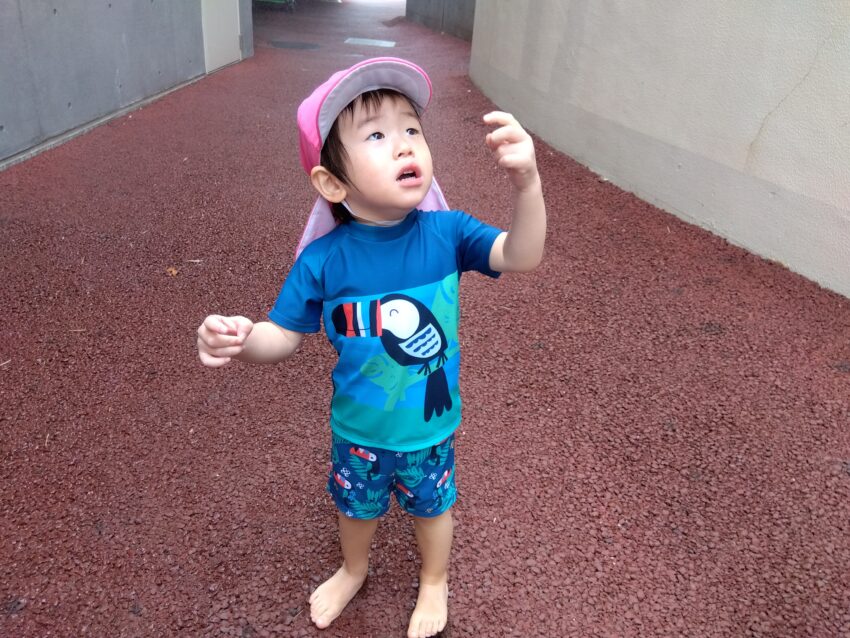 雨が降ってきたと思ったらお友だちが空に向けて発射した水鉄砲でした！！
