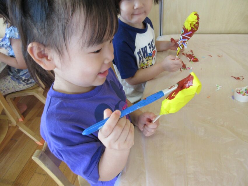 次は、ちょこばなな制作!
チョコをたっぷり塗っていくよ☆